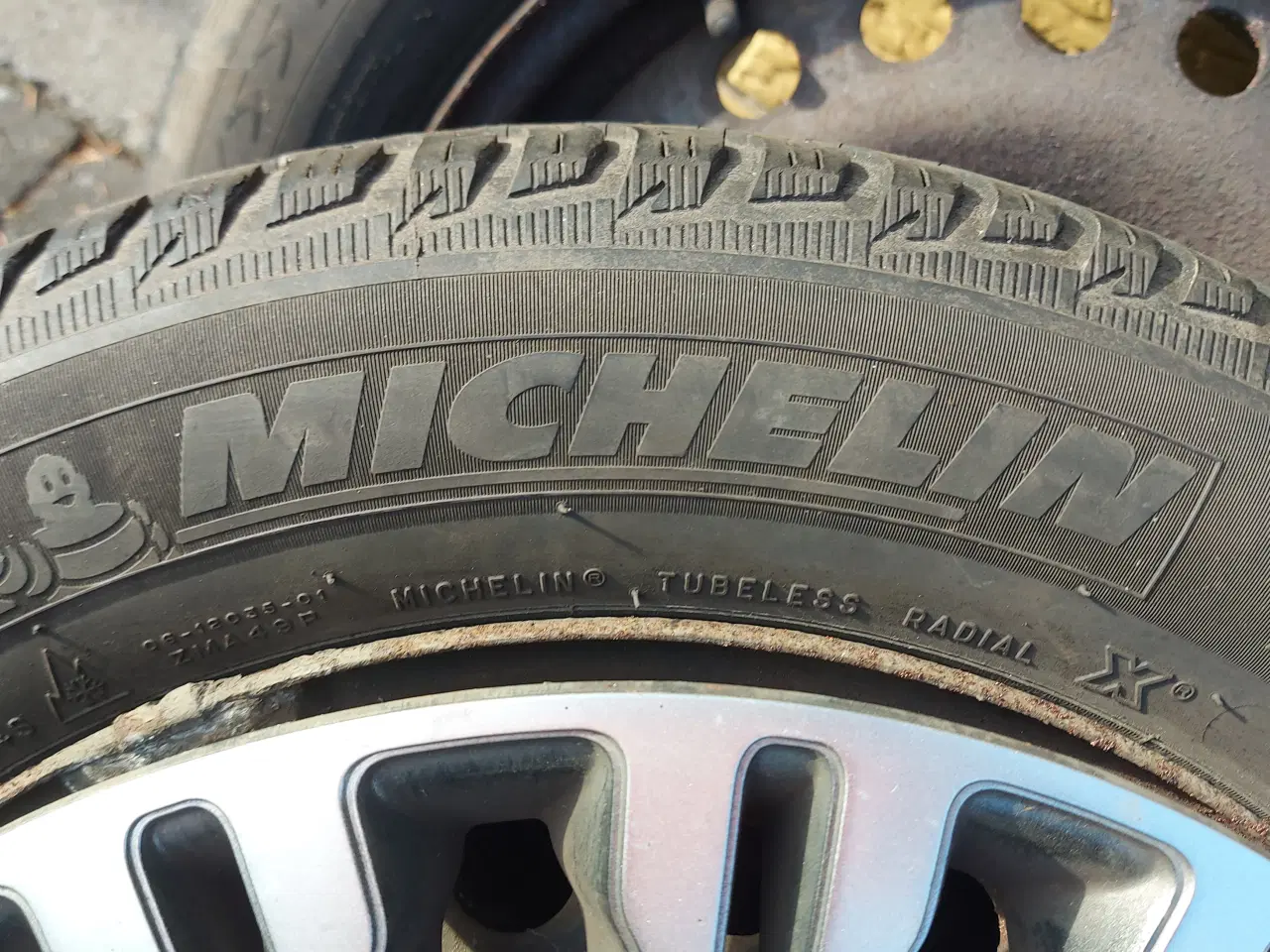 Billede 3 - Michelin vinterdæk m. stålfælge og hjulkapsler 16"