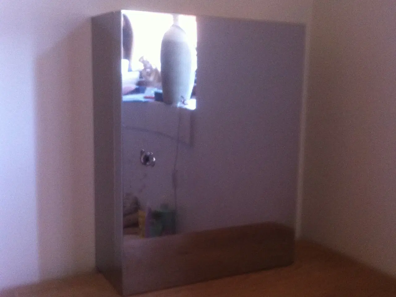 Billede 1 - IKEA toiletskab - spejllåge og spejlsider 