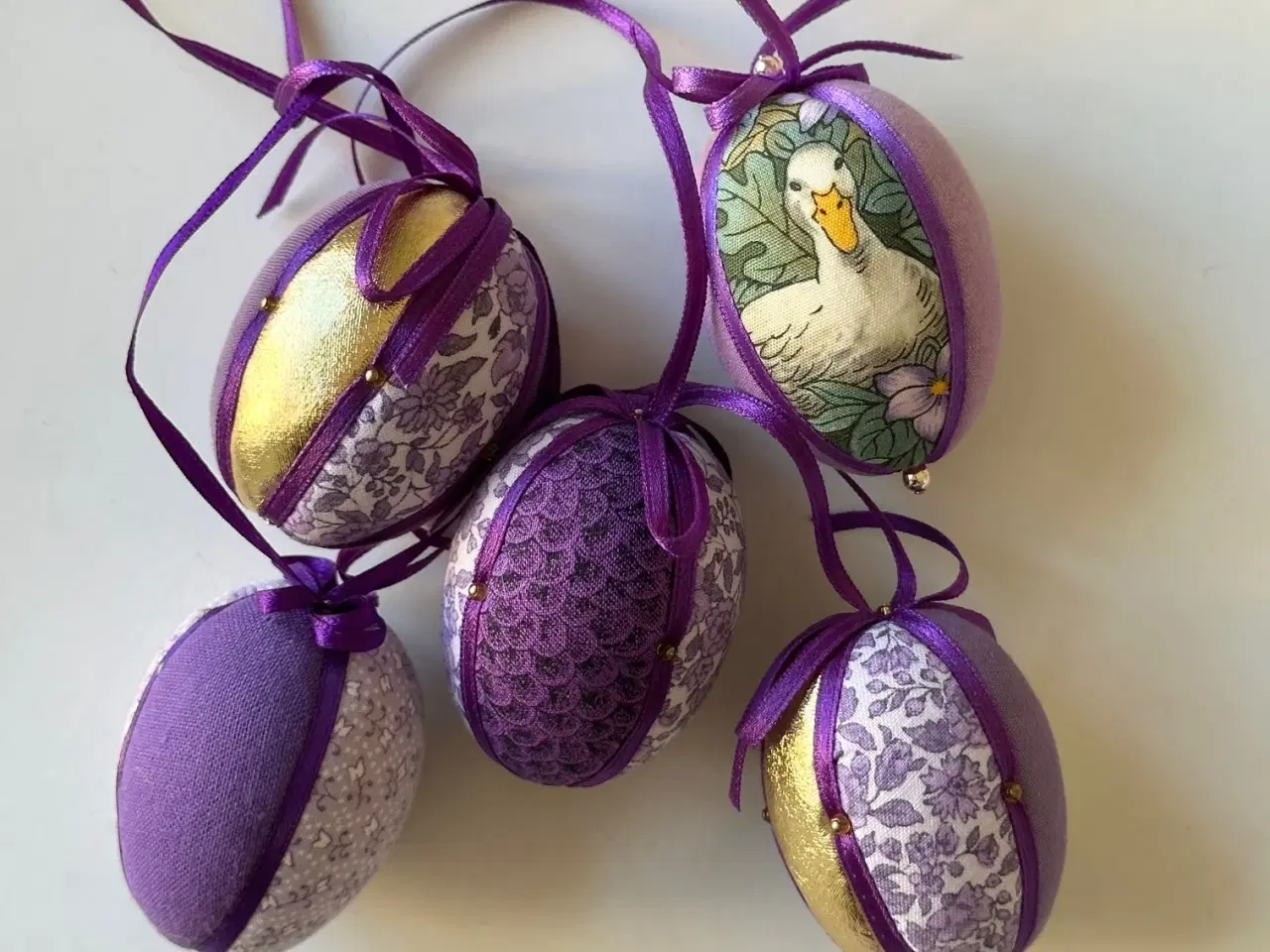 Billede 2 - Mini påskeæg, mørkelilla m guld, 5 stk samlet, NB