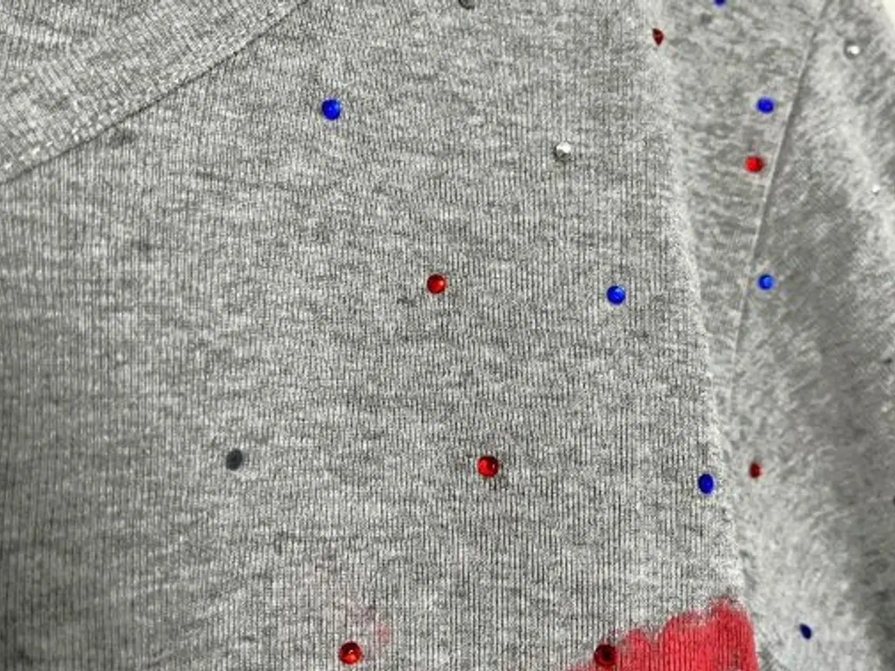 Billede 3 - T-shirt med print og bling-bling