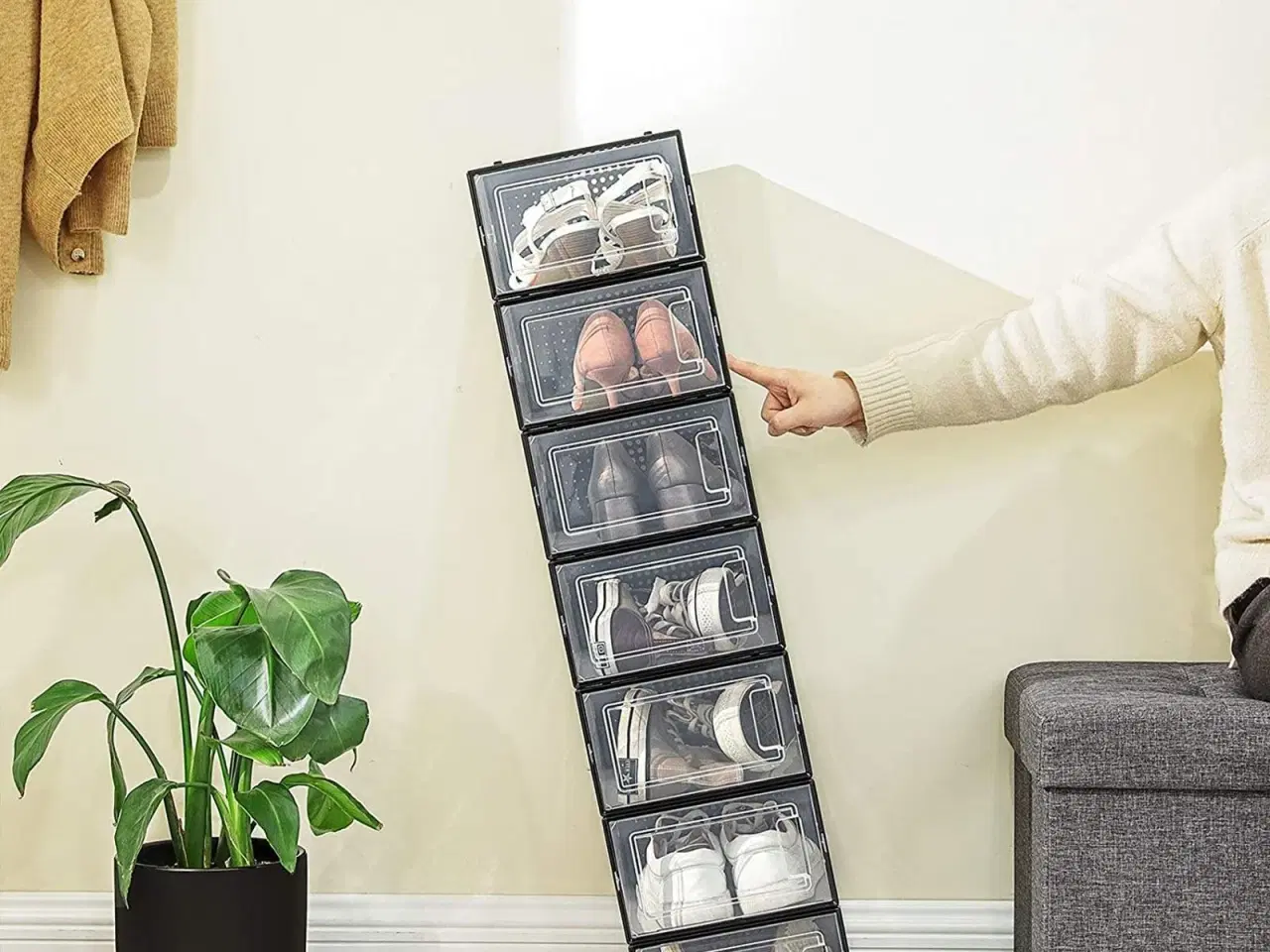 Billede 4 - Skobokse stabelbare 18 stk., gennemsigtige med frontlåge, foldbare, passer op til UK str. 10,5, sort/transparent