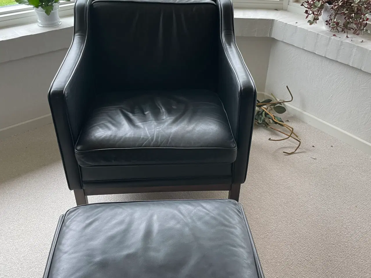 Billede 2 - Sofa, 2 stole og puf - sort læder