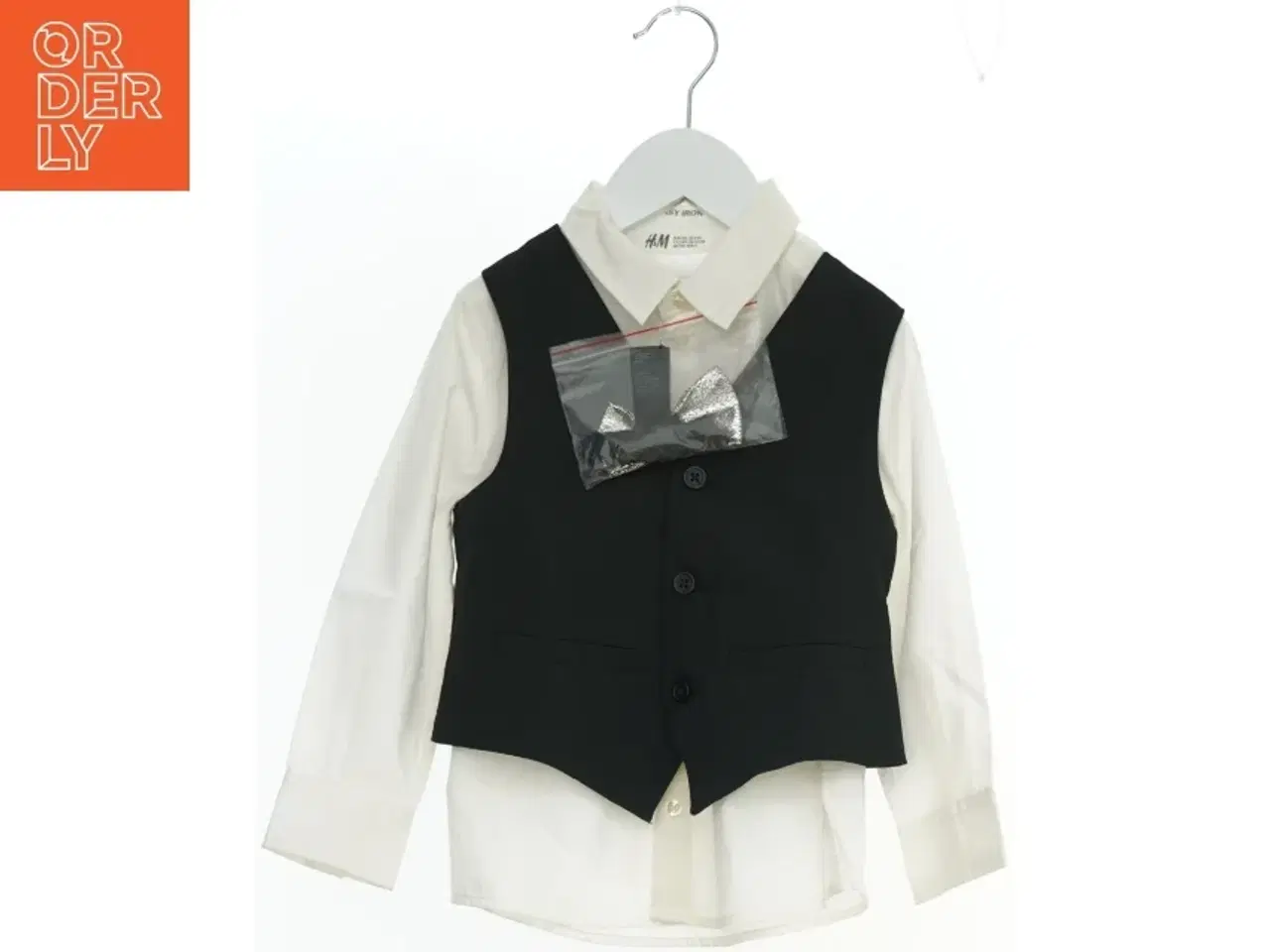Billede 2 - Børne skjorte med vest og butterfly fra H&M (str. 104)