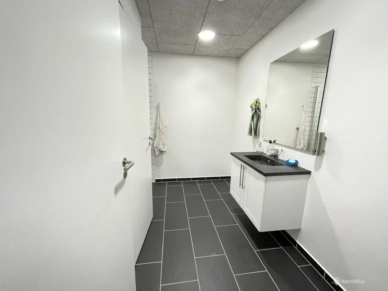 Billede 3 - Erhvervslejemål med 2 gode elporte