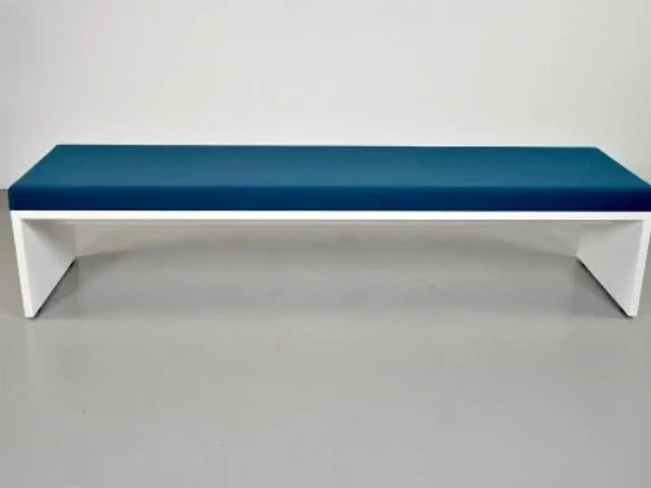 Billede 2 - Hvid bænk med blå hynde, inkl. tre runde puder