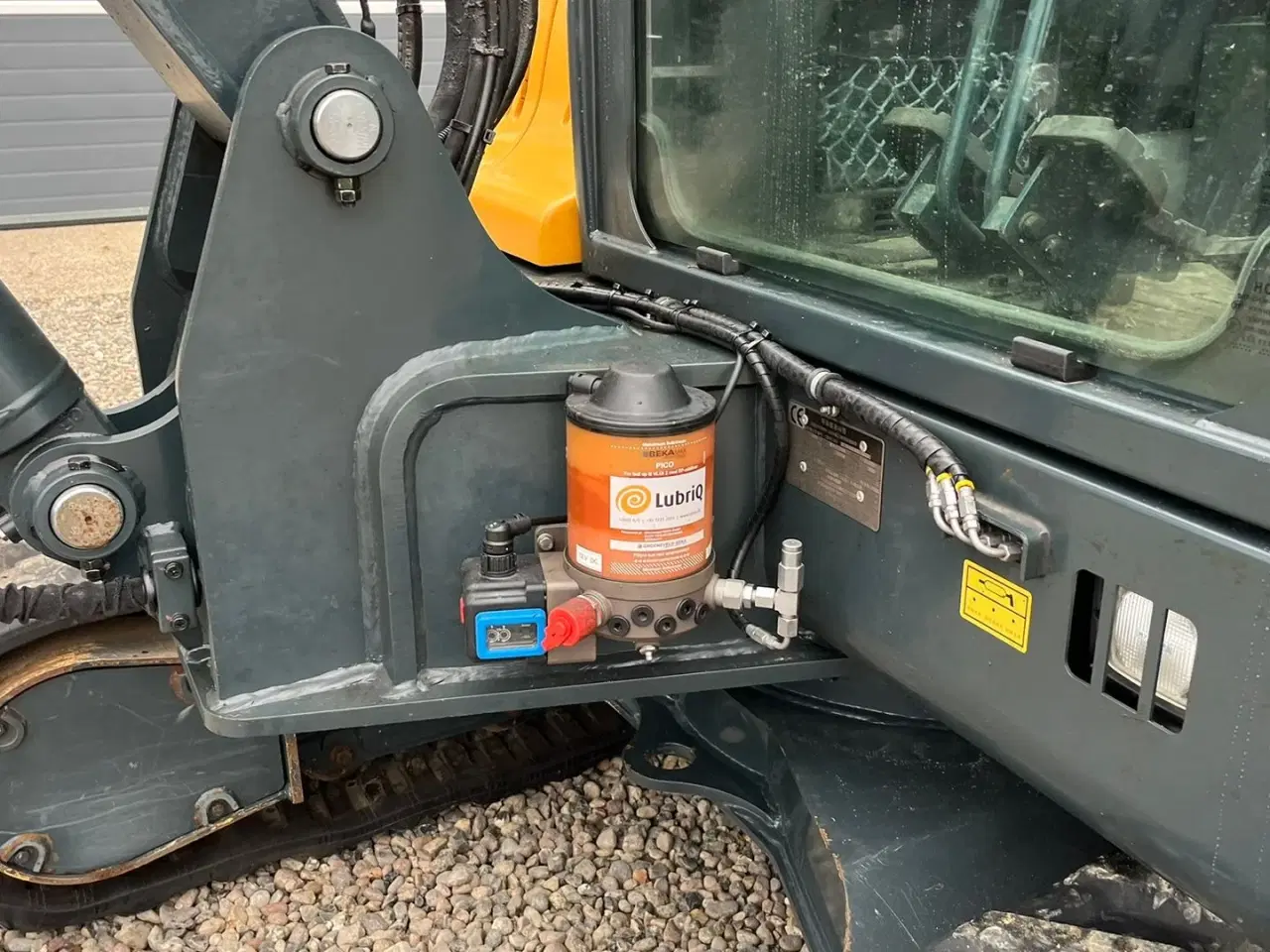 Billede 2 - Hyundai HX55 Med Hydrema skifte og centralsmørring og grab-klo på. Udlejes, også med forkøbsret.