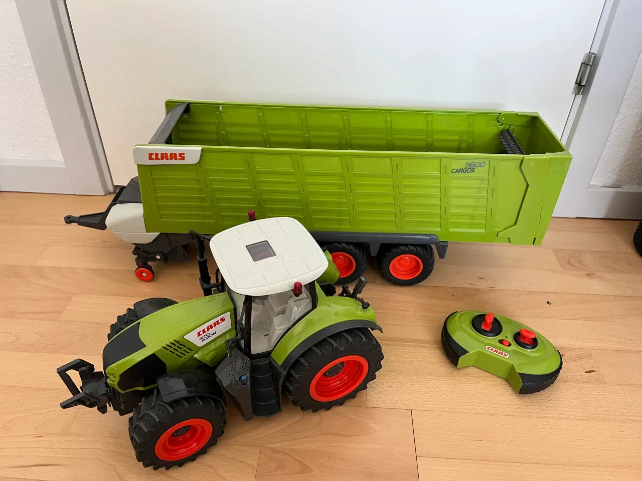 Billede 1 - Fjernstyret traktor
