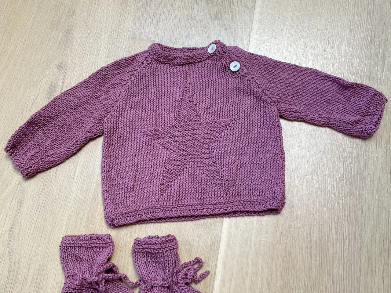Billede 1 - Strikket trøje og futter str 2-4 mdr