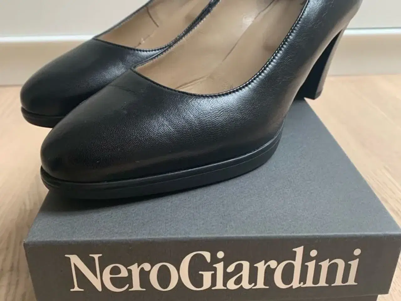 Billede 2 - Klassisk  og elegant høj sort sko