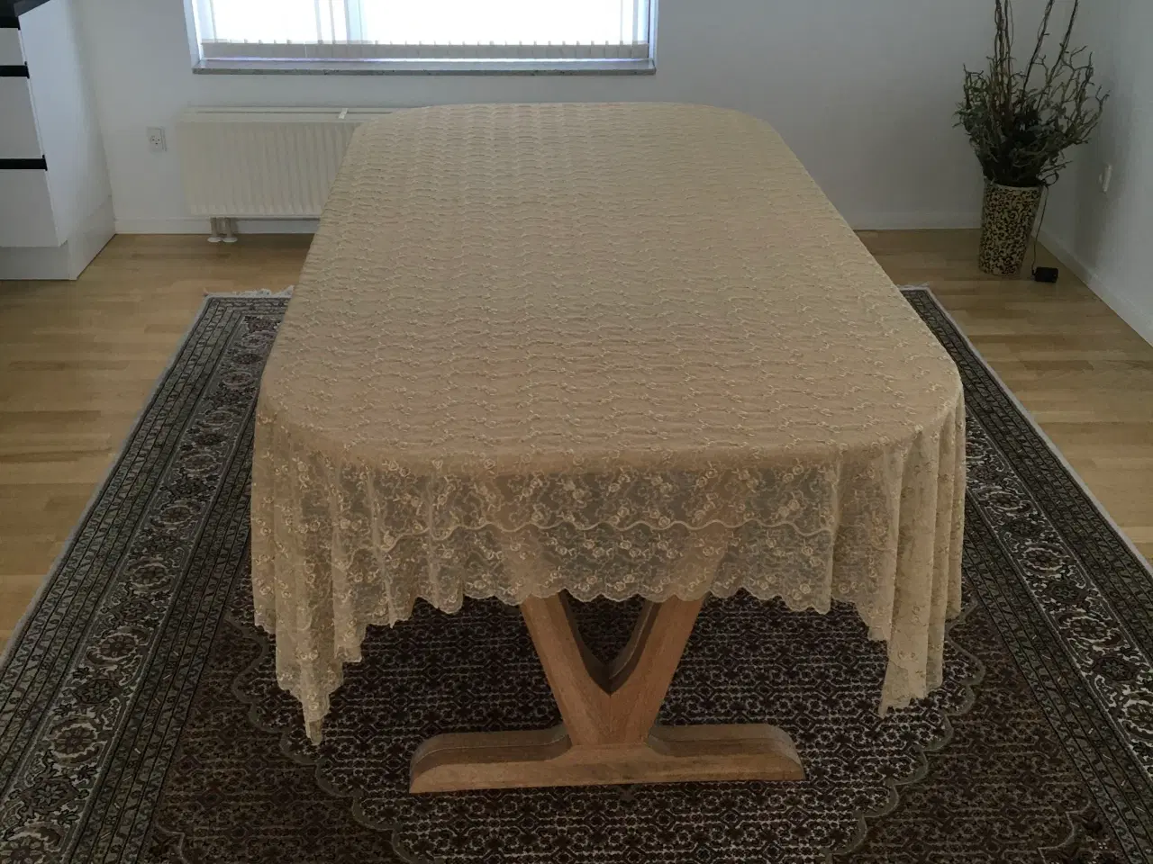 Billede 7 - Fransk håndsyet dug i broderi anglaise med bølgeka