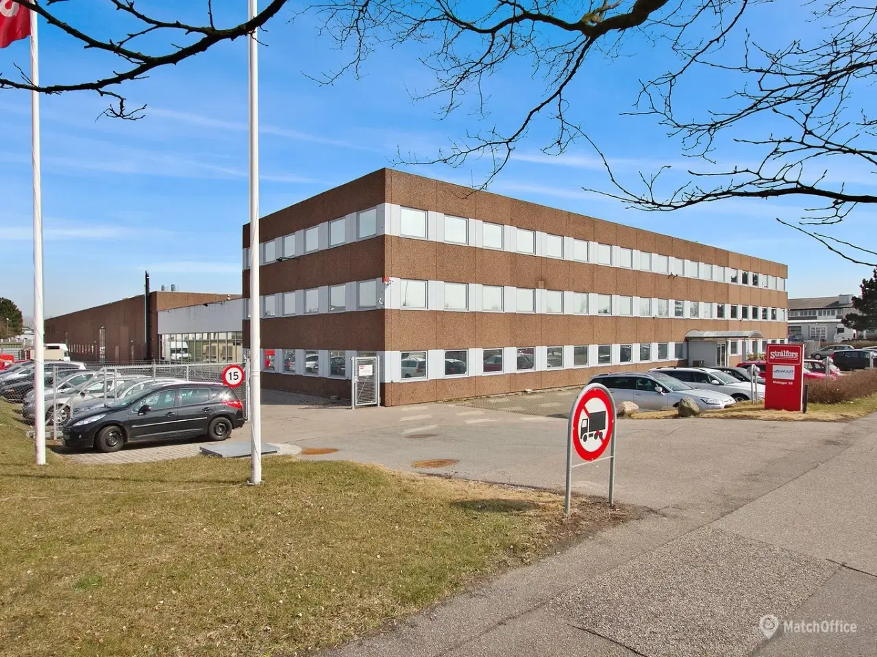 Billede 2 - Moderne. lyst kontor og råt indrettet mindre lager