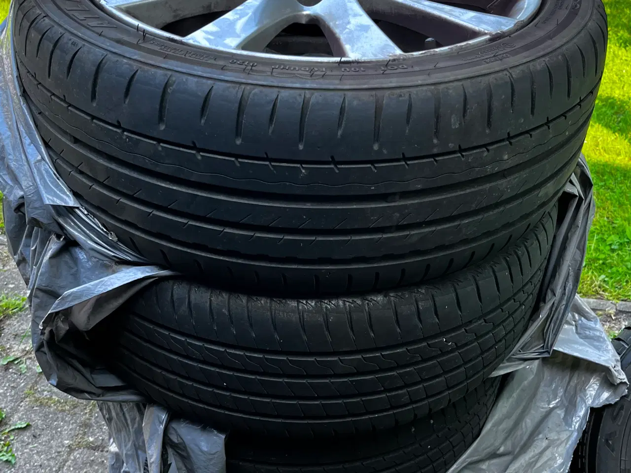 Billede 2 - Sommerdæk med alufælge 215/45 R17