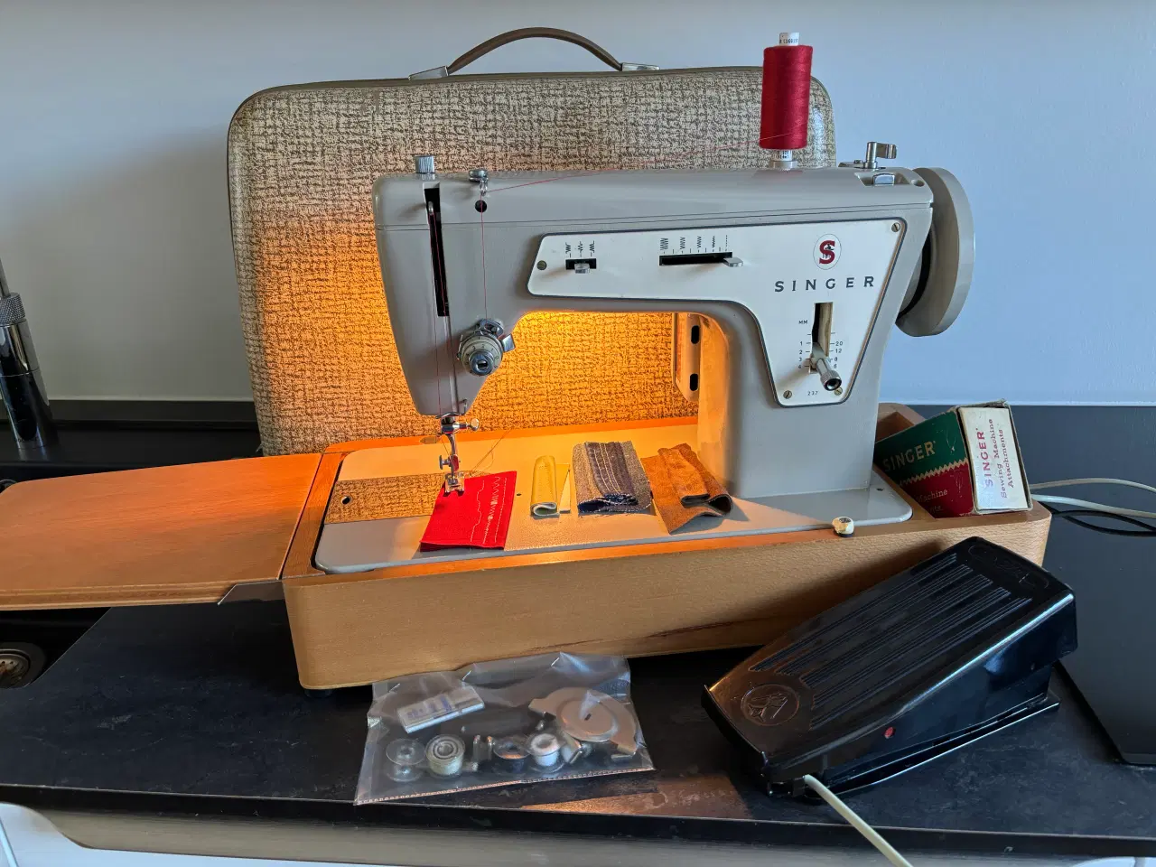 Billede 1 -  Singer. model 237. symaskine 
