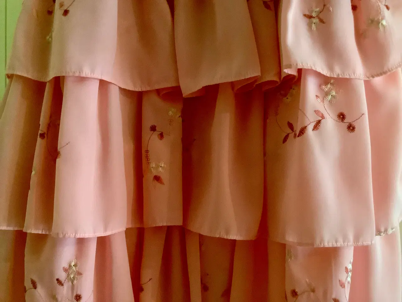 Billede 2 - Sart rosa farvet nederdel.