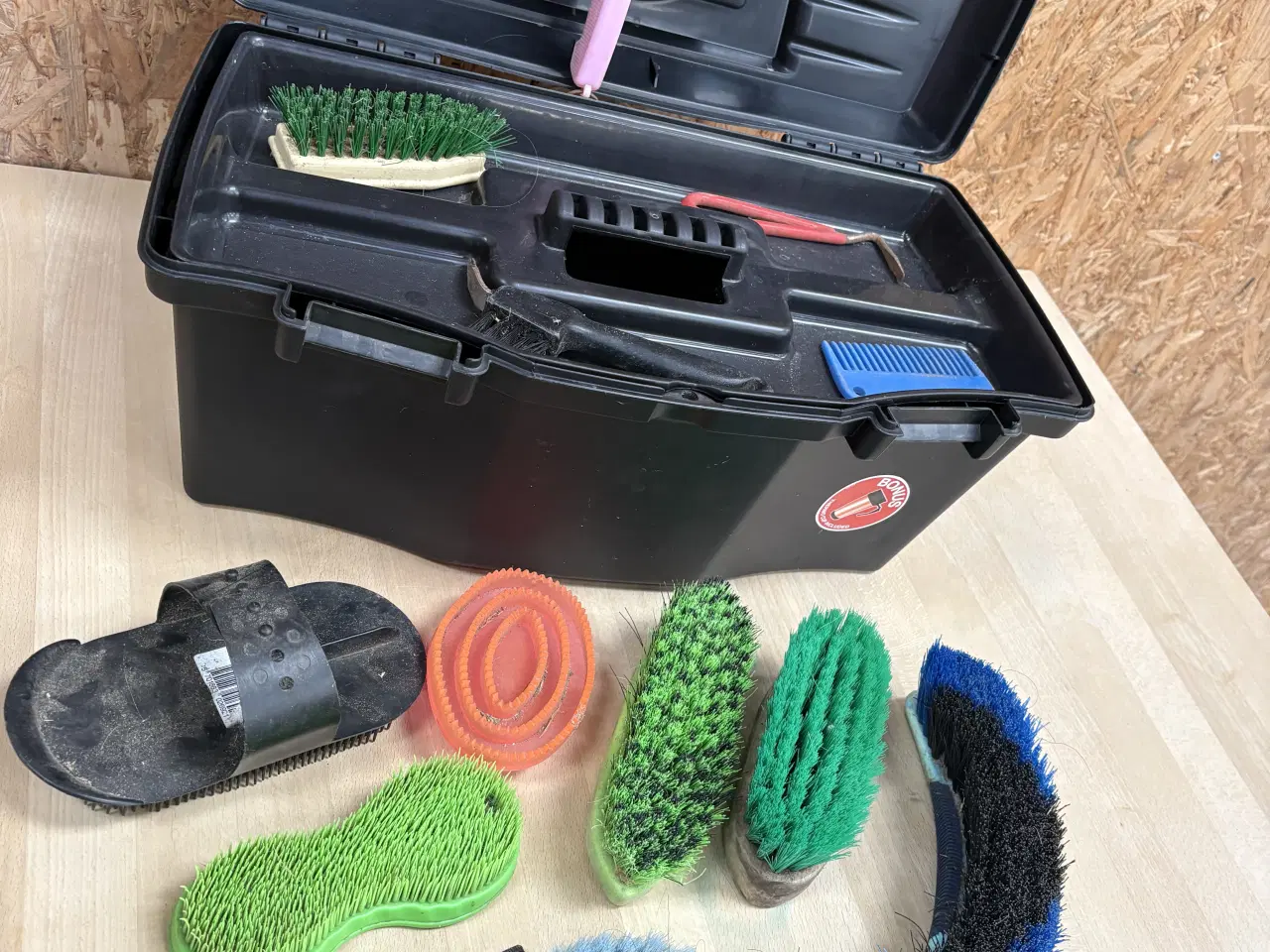 Billede 3 - Strigle kasse med tilbehør 