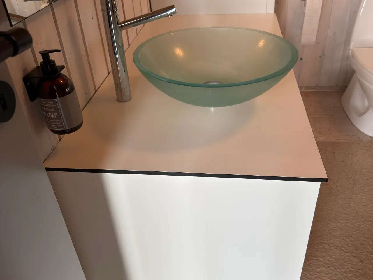 Billede 2 - Badeværelse skab i laminat med sort ege kant