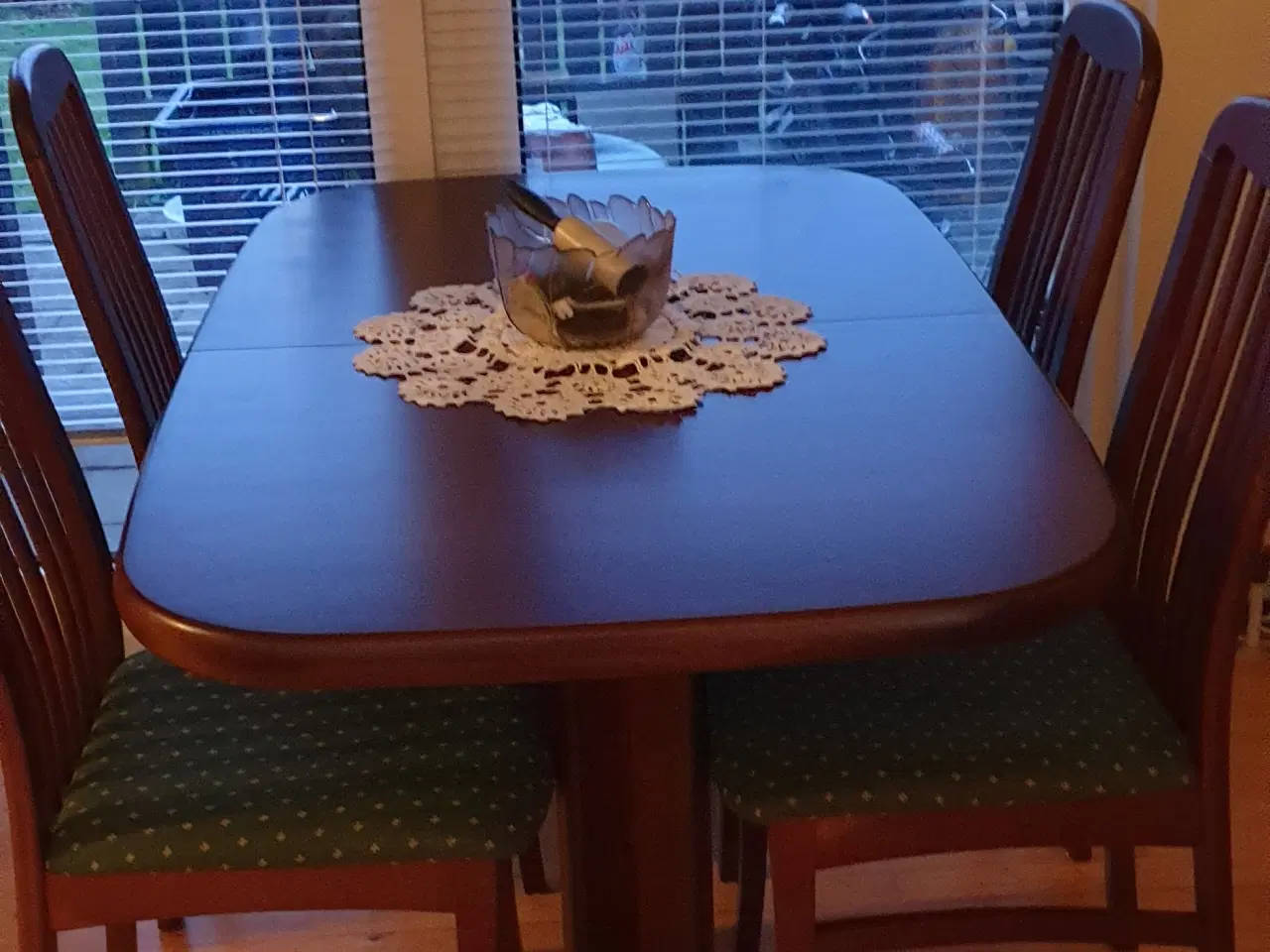 Billede 1 - spisebord m 6 stole