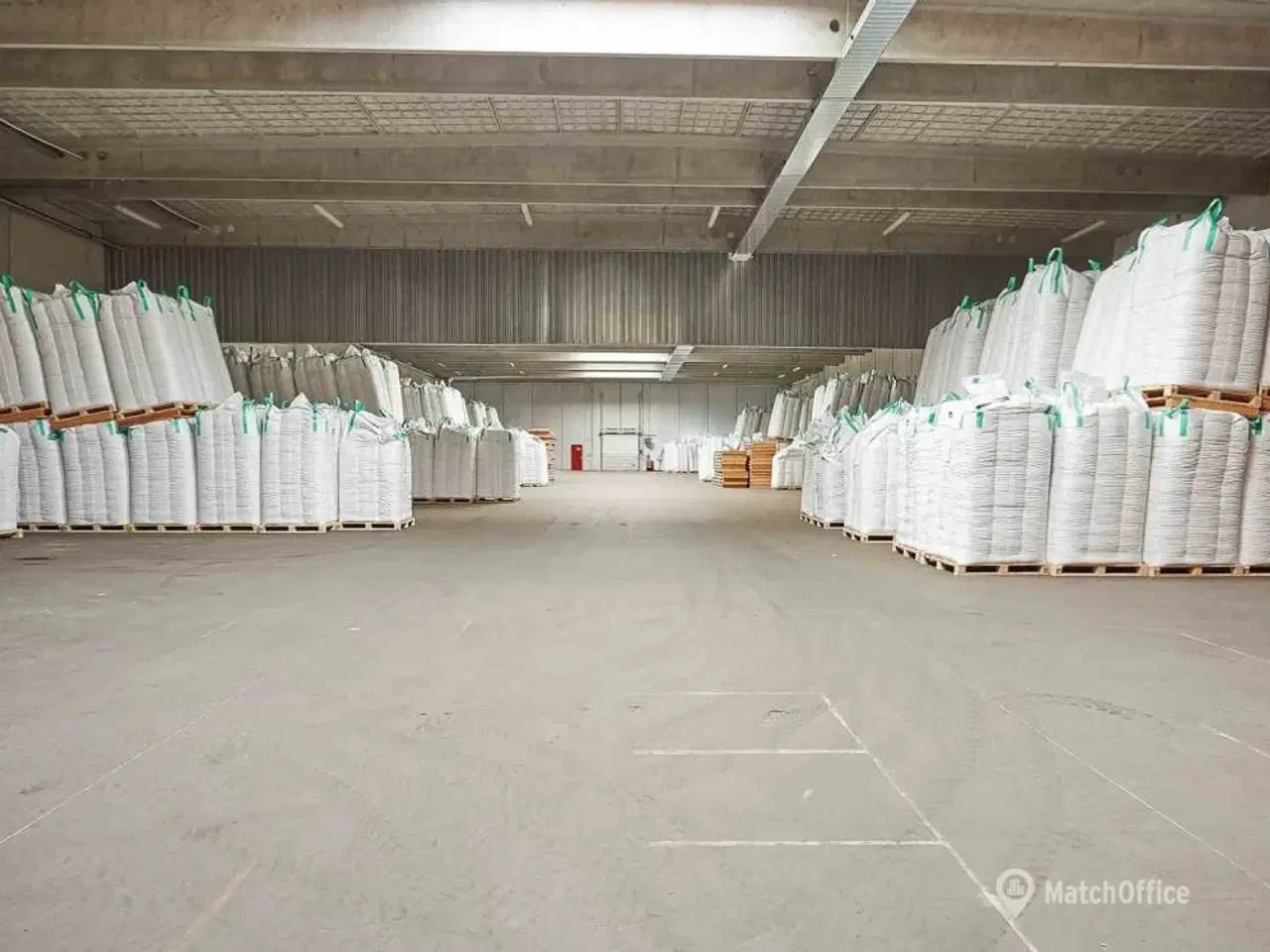 Billede 4 - Højloftet lagerhal udlejes