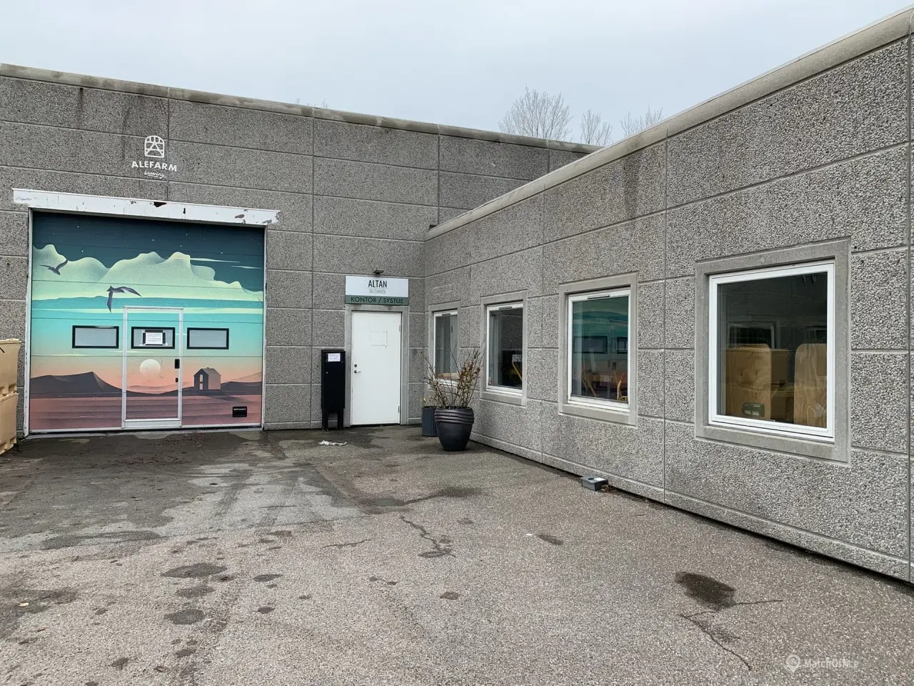 Billede 13 - Højloftet lager. showroom med port samt stort kontor