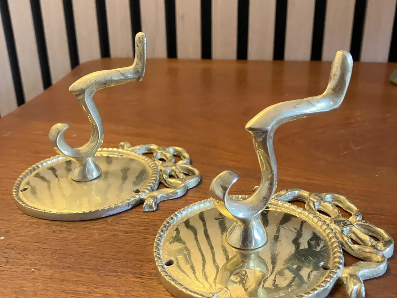 Billede 2 - 2 Messing knager med patina.