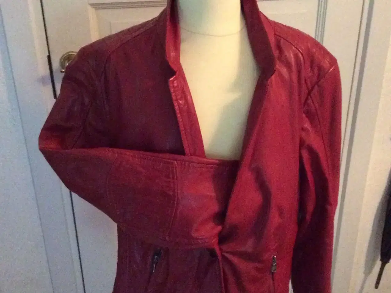 Billede 1 - Rød jakke dansk design, ægte læder