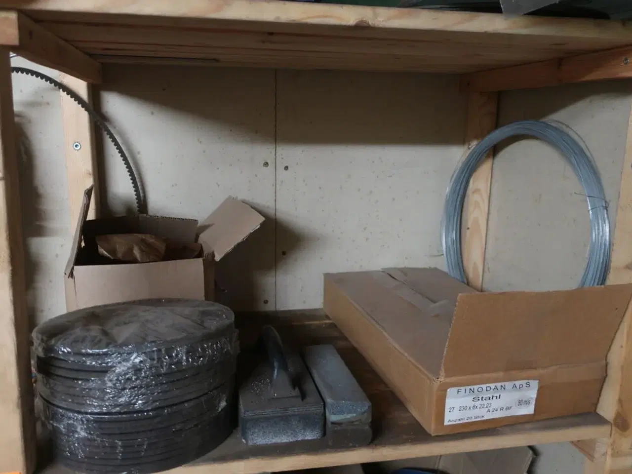 Billede 3 - Reol med metalafkorter m.m.