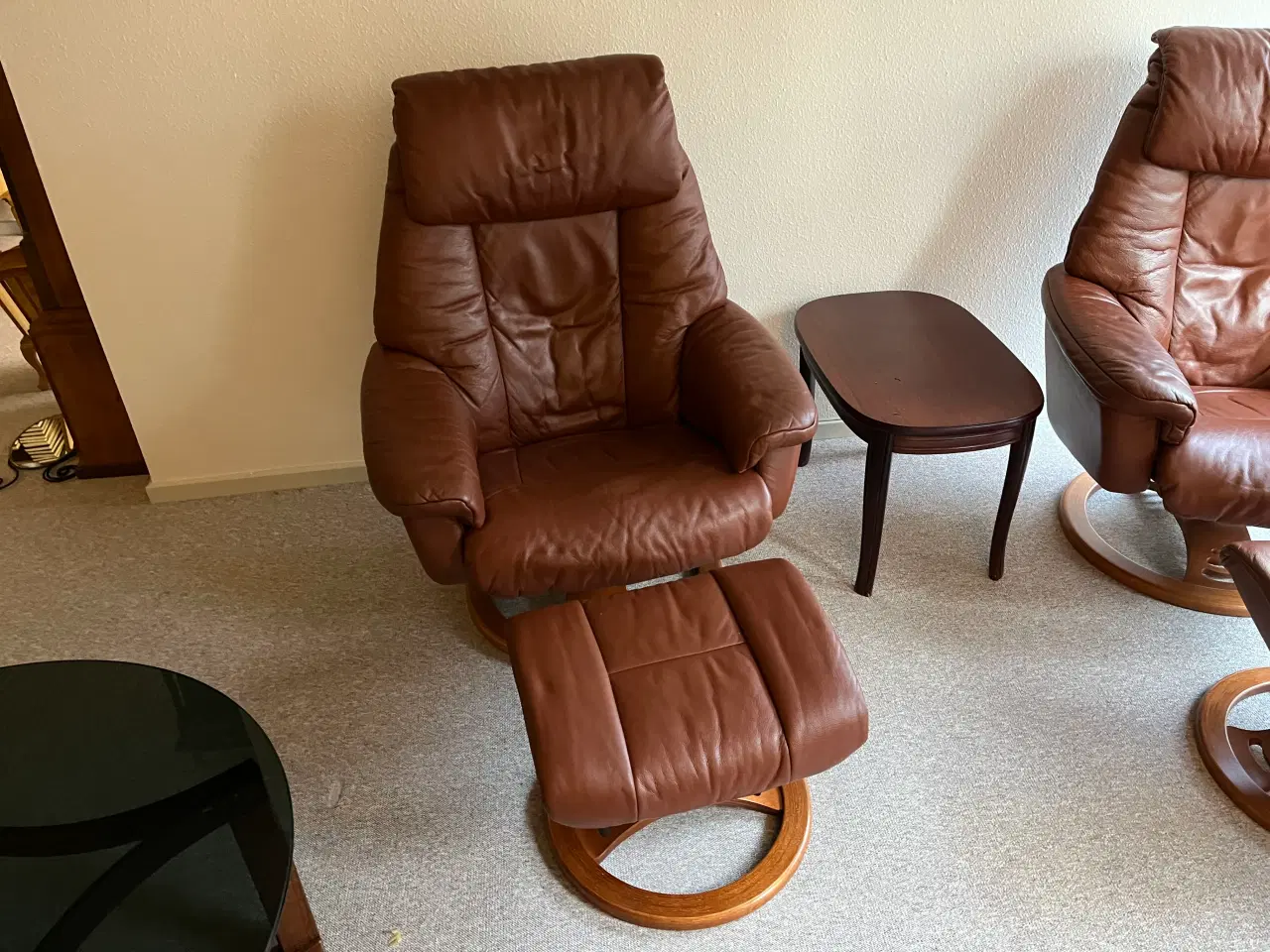 Billede 2 - To lænestole m/ skammel i cognac læder.