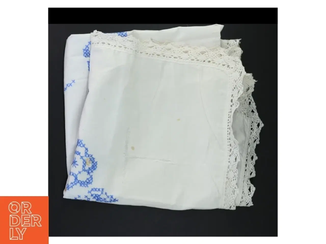 Billede 3 - Broderet dug med blonder (str. 104 x 92 cm)