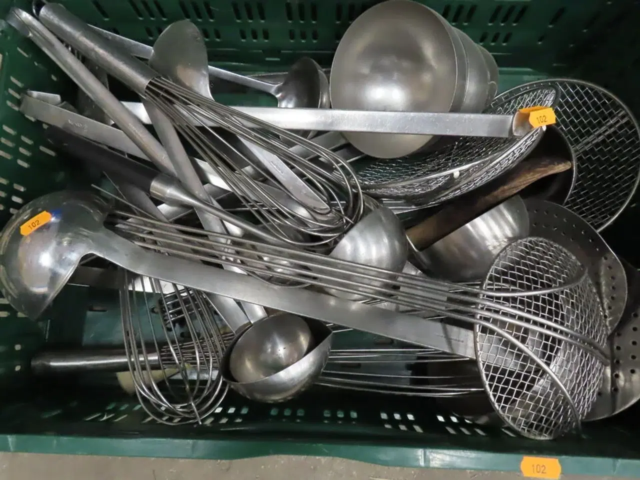 Billede 2 - Kasse med blandede køkkenredskaber