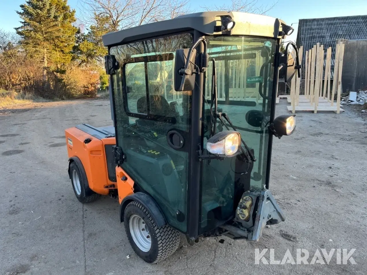 Billede 2 - Redskabsbærer Kärcher MIC 42 med redskaber