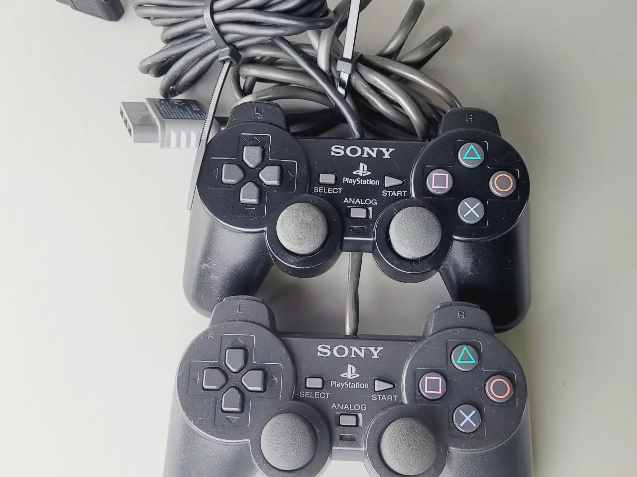 Billede 2 - ⭐️· 2 stk. Originale Sony PS2 Controllere