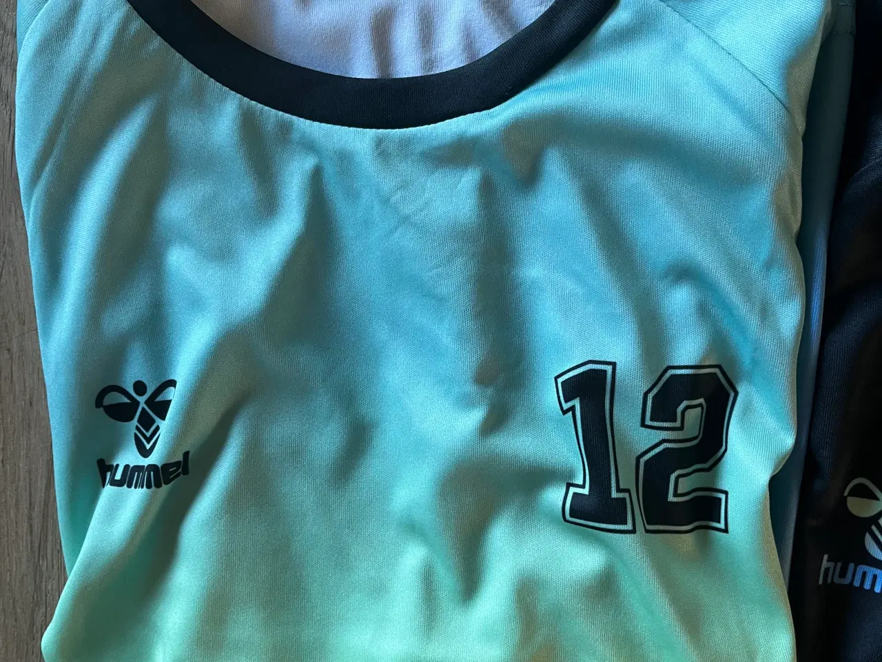 Billede 3 - 2 Hummel t-shirts med nr. 12. Str. 164