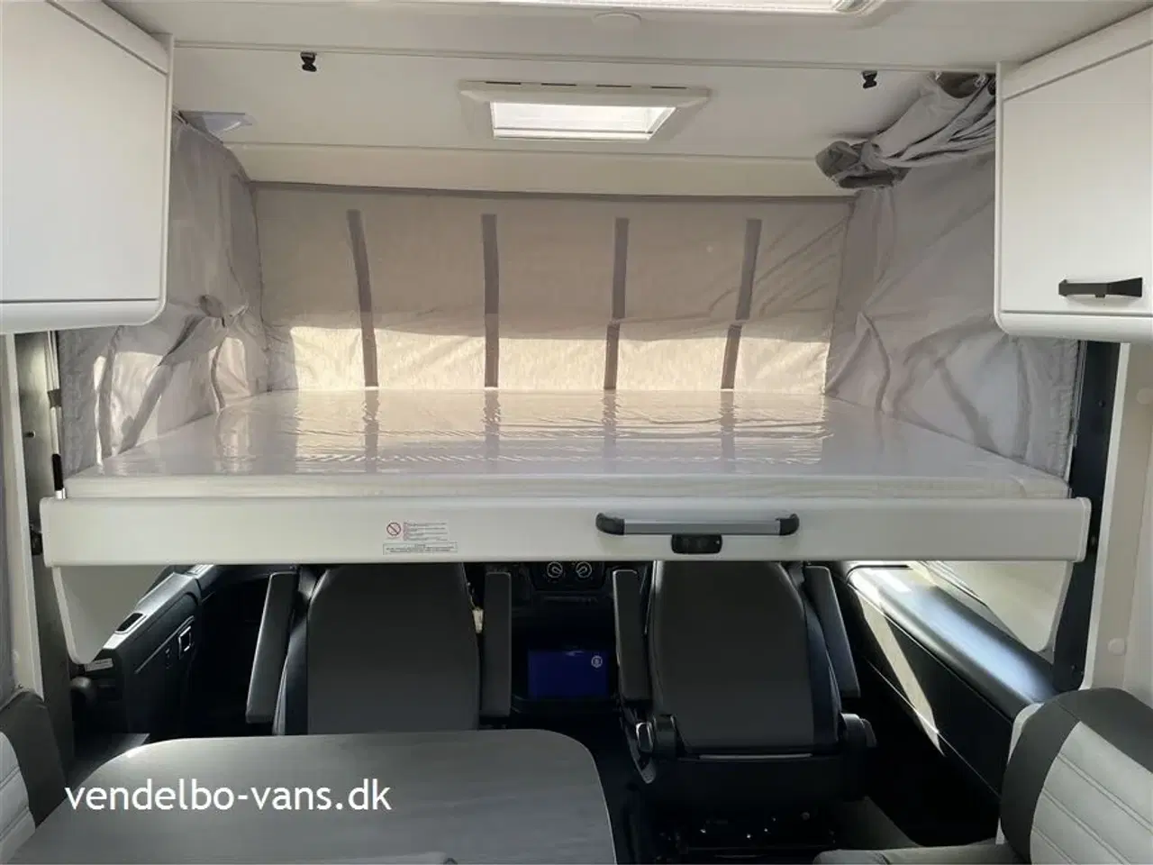 Billede 10 - 2024 - SunLight I 69 L Adventure Edition Integreret Adventure Edition med fritstående Queens Bed over garagen