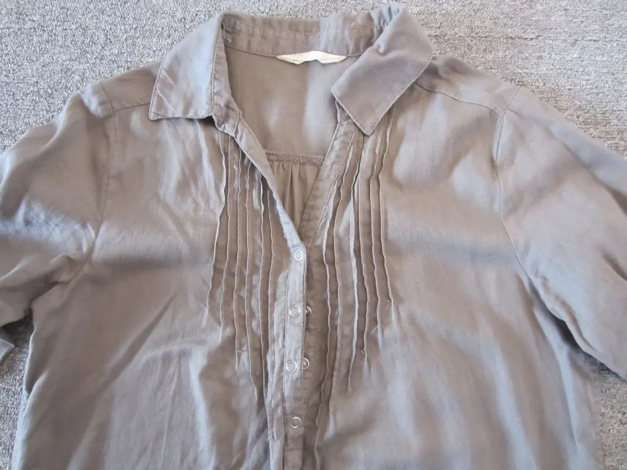Billede 2 - Fin Skjorte i lys brun fra H&M i str 170