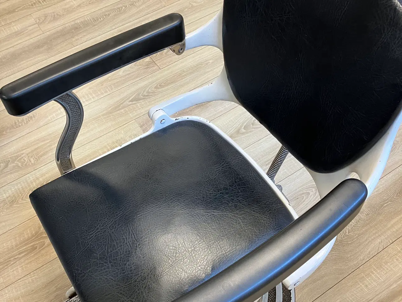 Billede 3 - Retro barberstol med nakkestøtte sort