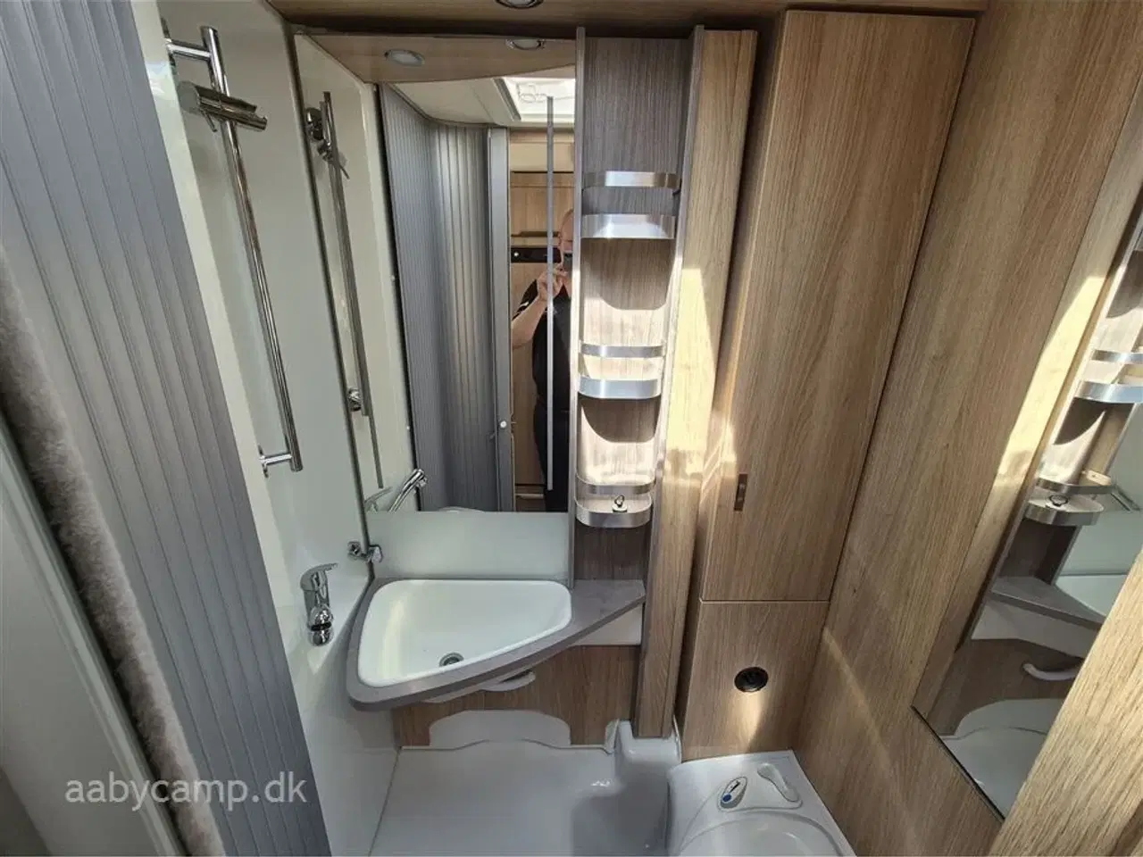 Billede 13 - 2018 - Knaus Sky I 650   Egoist Camper med god indretning. solceller. batteri. tv. el-markise. og el-trin.