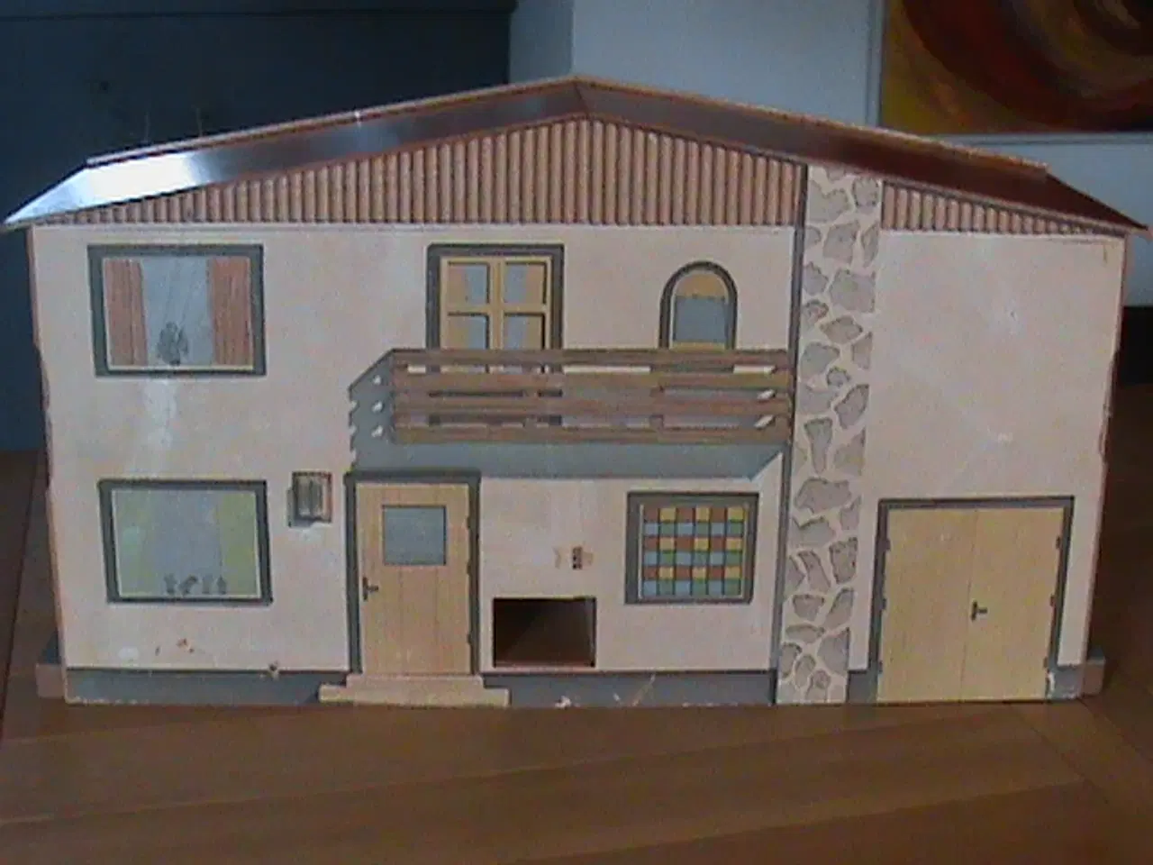 Billede 6 - Dukkehus med garage, møbler og dukker