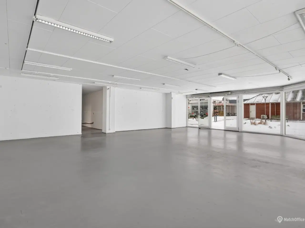 Billede 4 - Særdeles synligt butikslokale med store facadevinduer på hjørneplacering