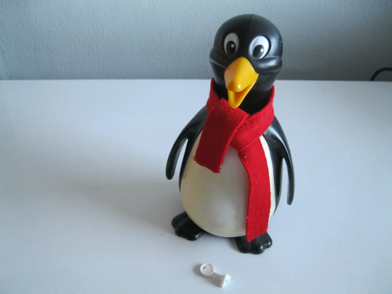 Billede 1 - Pondus sparebøsse med nøgle, bund og halstørklæde