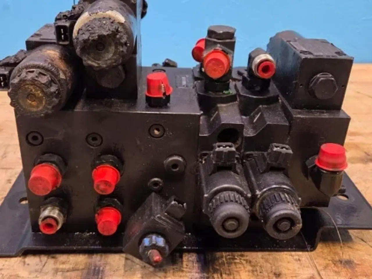 Billede 8 - New Holland CR9.90 Hydraulikventil 84457511