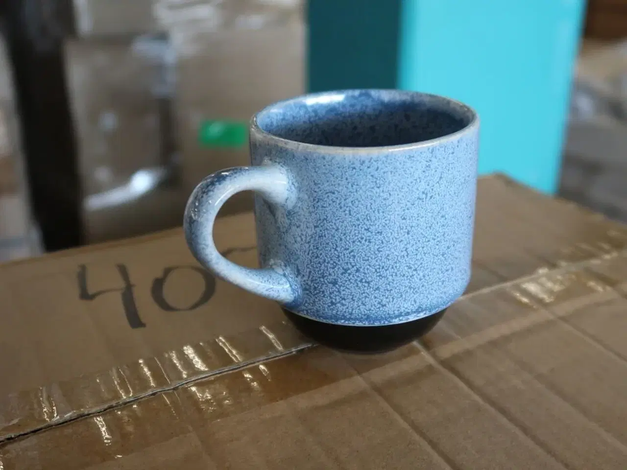 Billede 2 - 6 kasser (48 pr. stk.) Krus m/hank stabelbar blå 26 cl  KEN STORKØKKEN