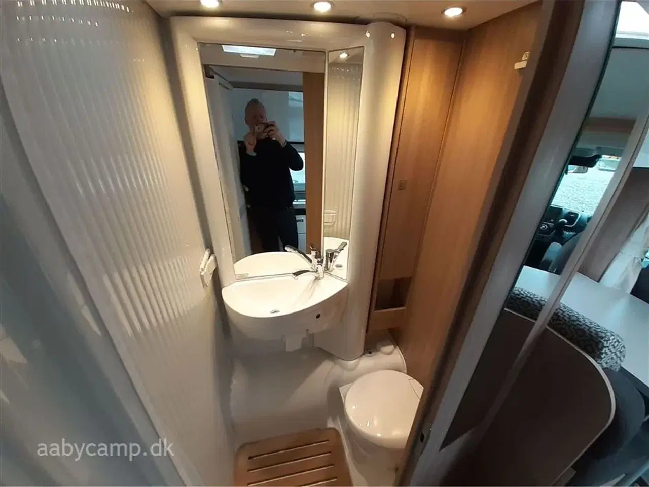 Billede 15 - 2022 - Laika Kosmo Compact 9   Slank og smidig model, perfekt til snoede kystveje. Automatgear.