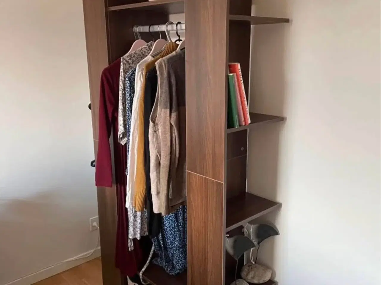 Billede 1 - Super flot Tøj/Garderobe Skab