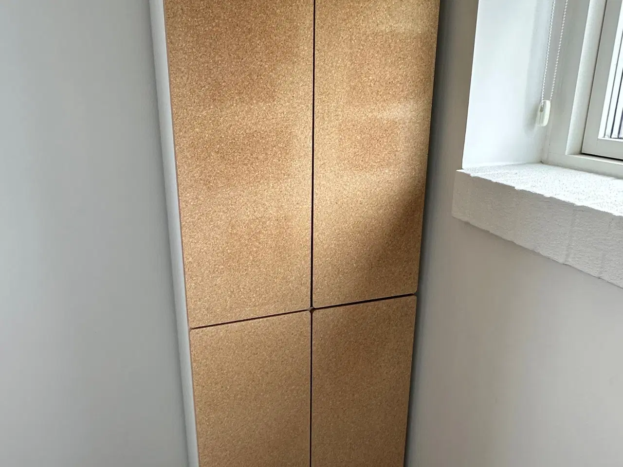 Billede 1 - Skab til børneværelse med 4 korklåger og 4 hylder