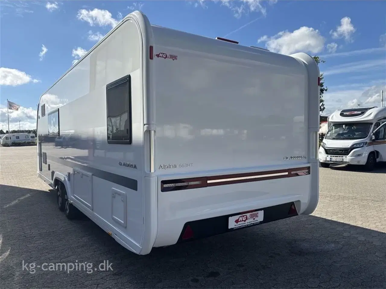 Billede 2 - 2022 - Adria Alpina 663 HT Twin   Meget flot vogn med mover og stort flot fortelt.