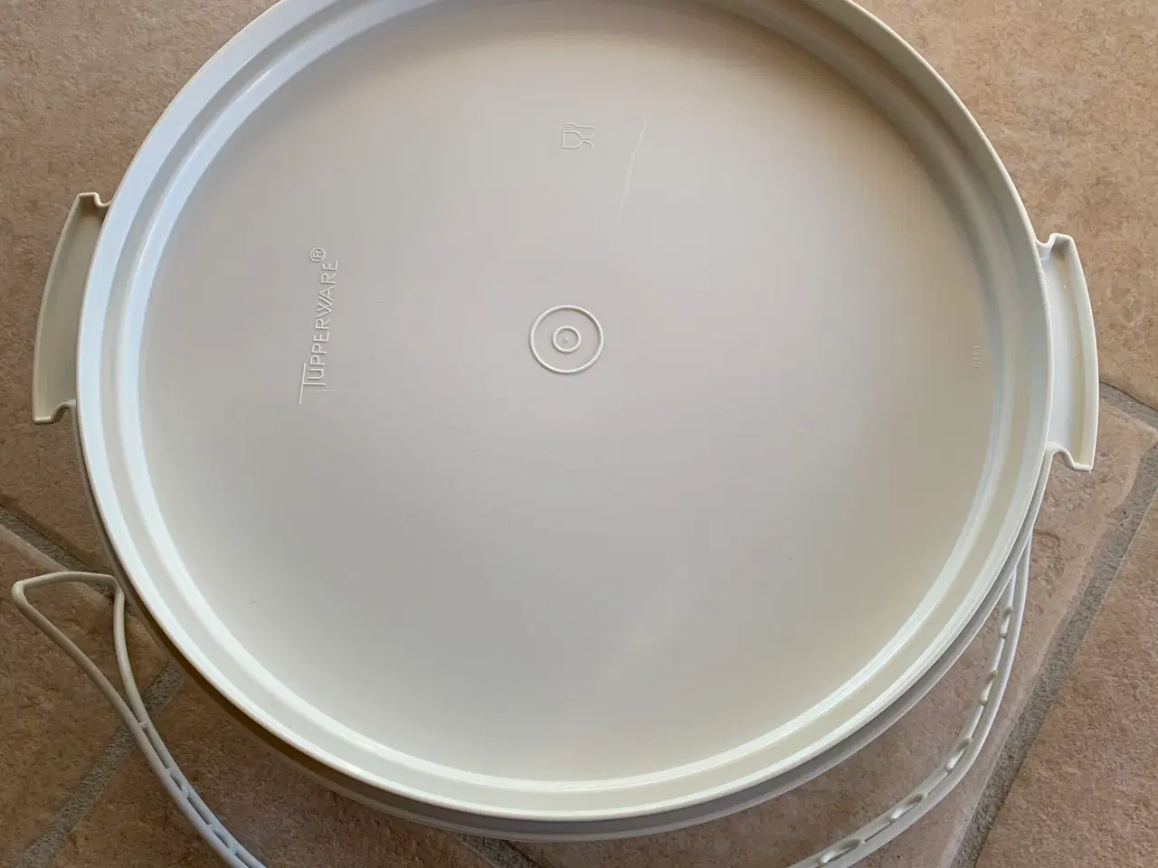 Billede 4 - Tupperware lagkagefad med låg og hank 