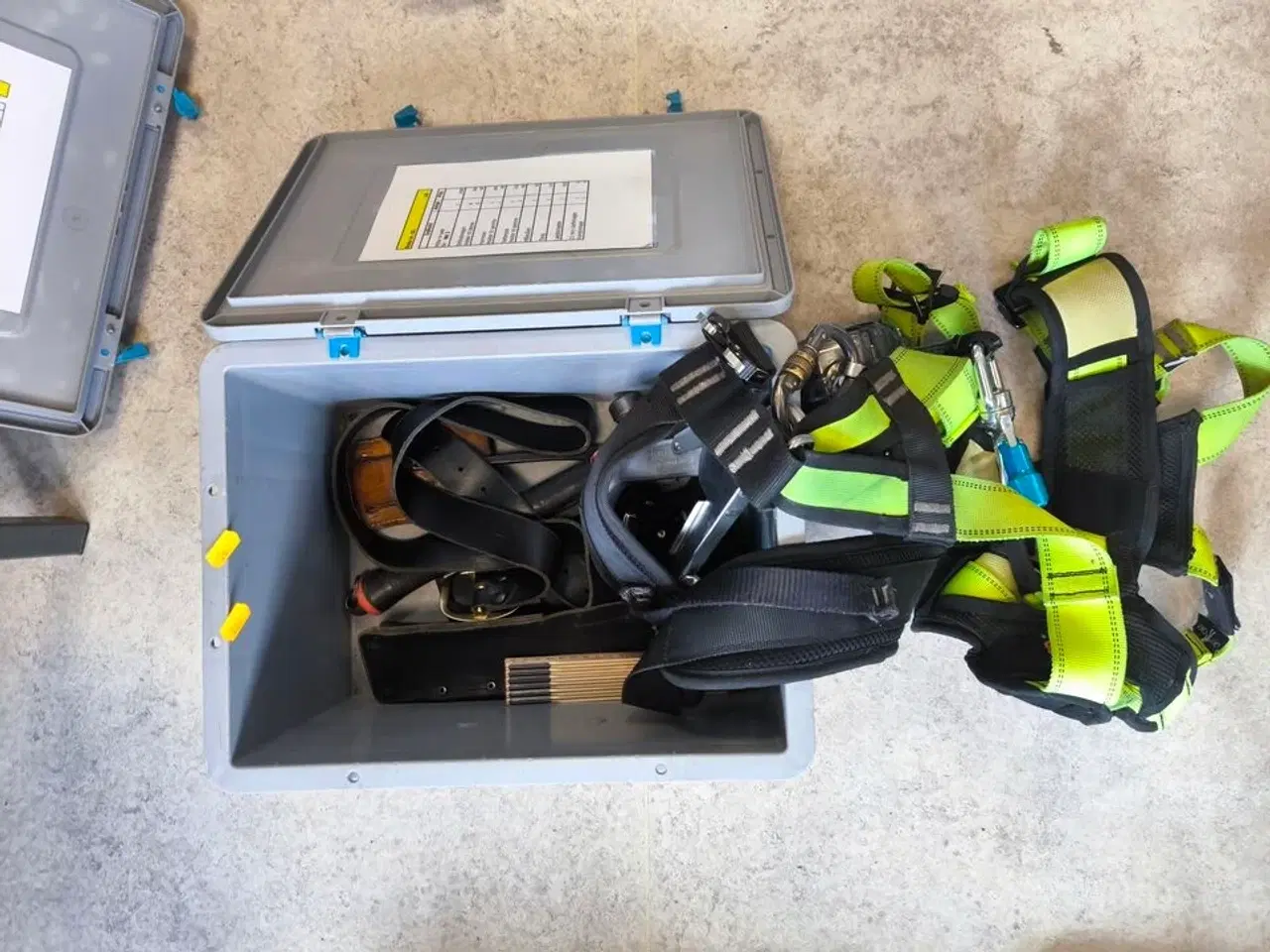 Billede 1 - Kasse m. sikringsgrej samt div.