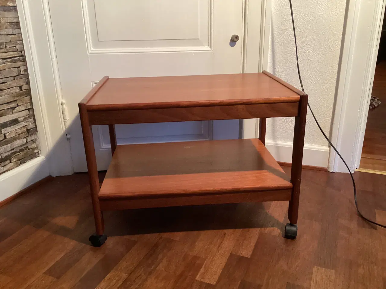 Billede 3 - Teaktræ rullebord med hylde
