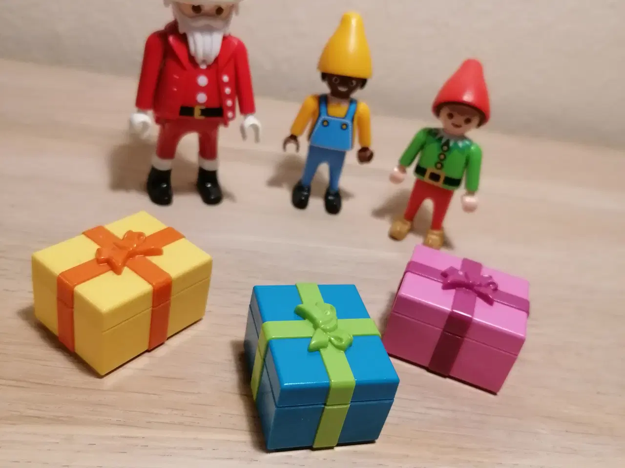 Billede 2 - Play mobil julemand /2 alfer og 3 gavepakker