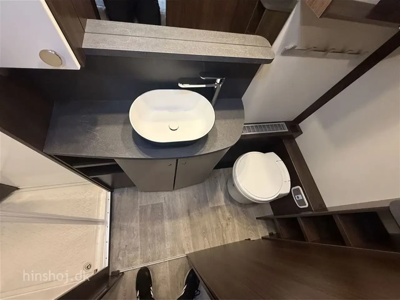 Billede 9 - 2026 - Polar BQDA 650 Black Edition    Polar vintervogn med en dejlig fritstående dobbeltseng fra Hinshøj Caravan